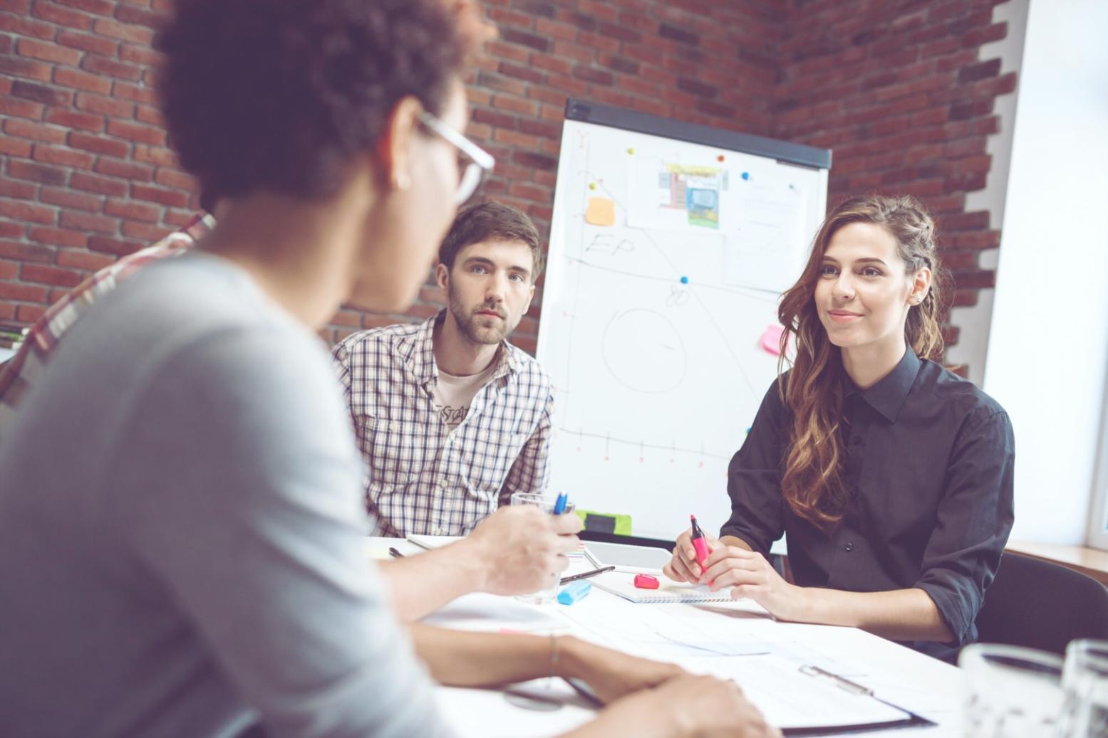 Teilnehmer nutzen verschiedene Geräte für Online-Lernen